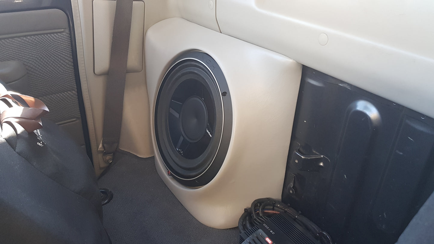 Toyota Land Cruiser 79 Series single Cab Pre-DPF on compatible Hertz Mille stereo and 12" subwoofer
