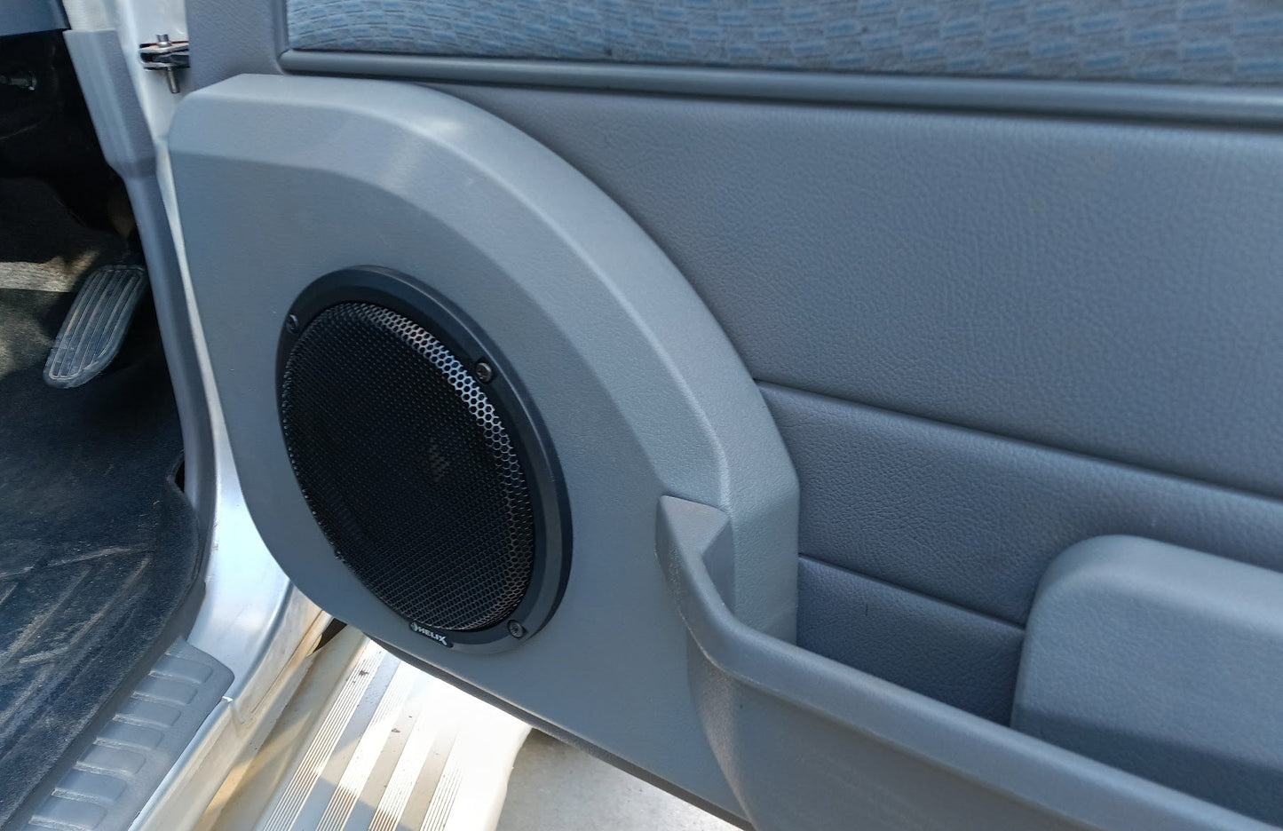 Toyota LandCruiser 70 Series – Alpine S2-S65C + S2-S65 Speaker Package